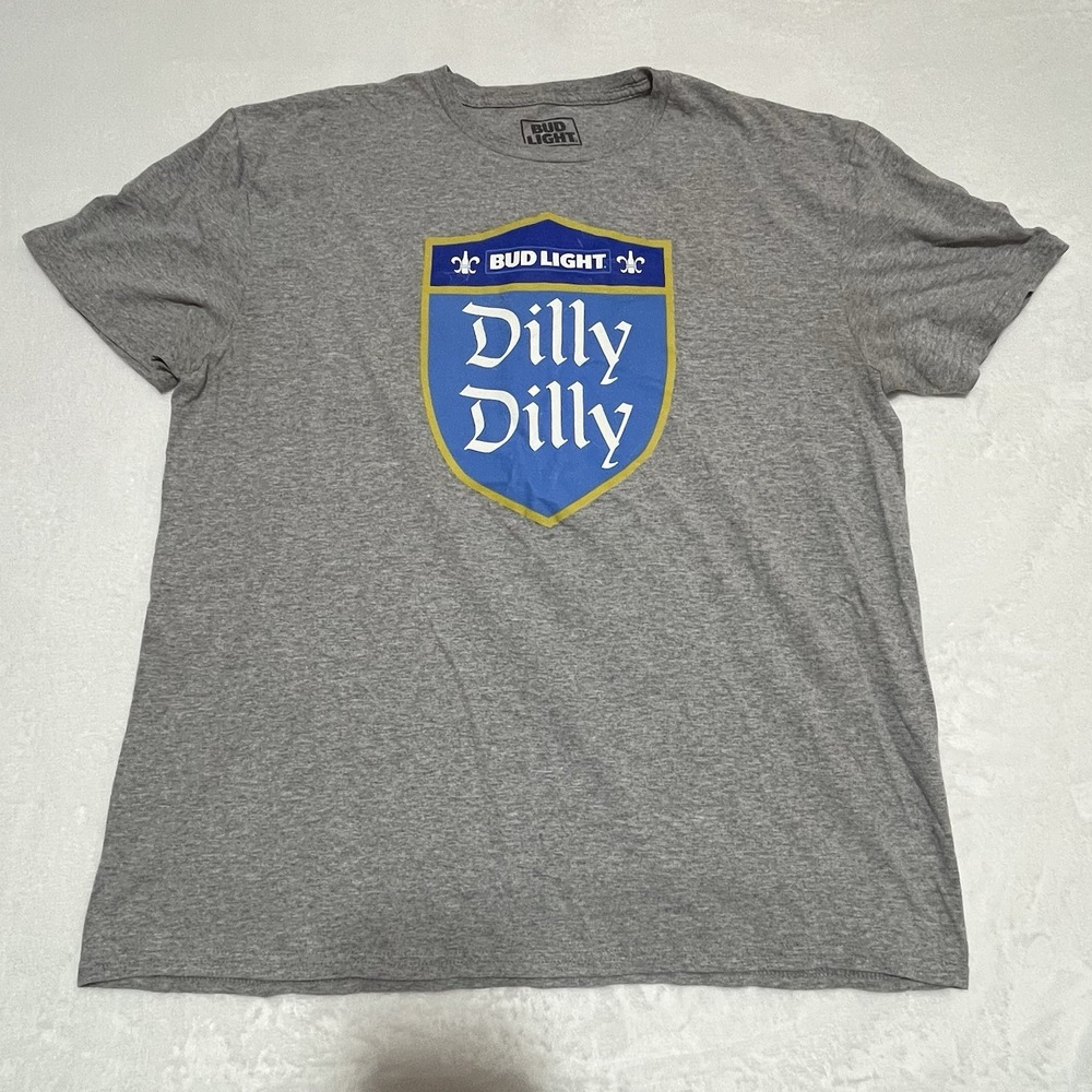 DILLY DILLY Bud Light Beer Shirt Men's Size XL Medieval Shield Gray Grey Shirt